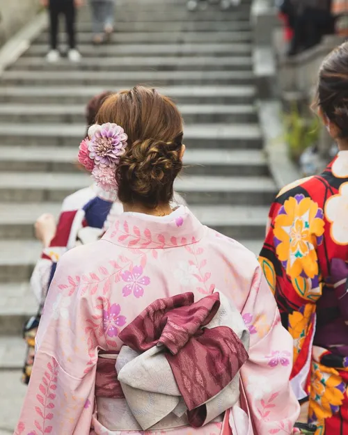 街並みを歩く着物姿の後ろ姿