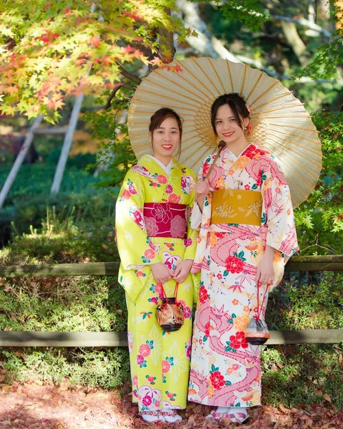 庭園で番傘をさす花柄の着物
