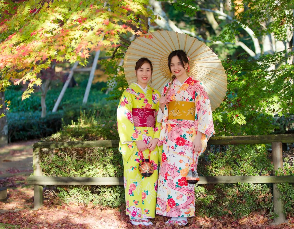 庭園で番傘をさす花柄の着物