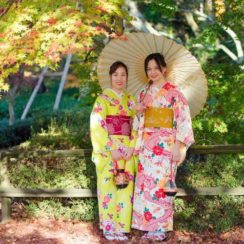 庭園で番傘をさす花柄の着物